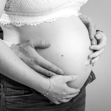 Détail mains sur ventre, séance grossesse élégante