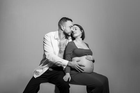 “Couple en séance grossesse, style naturel et sobre