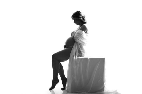 Silhouette grossesse en contre-jour, studio photo